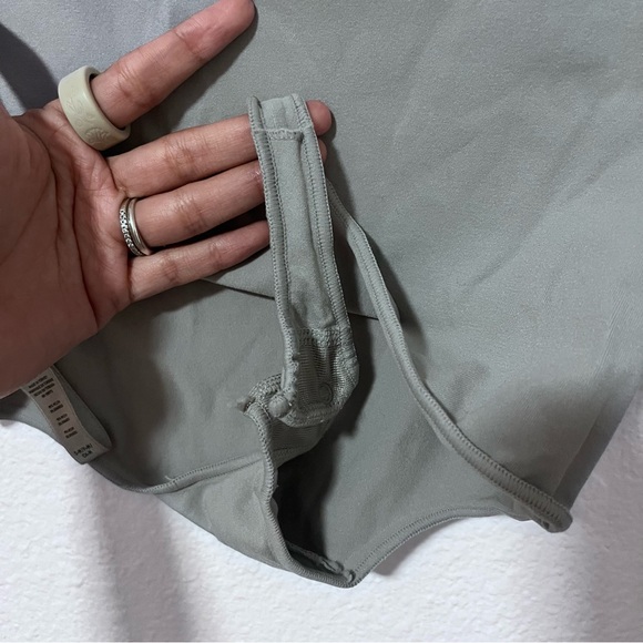 SKIMS Essential Long Sleeve Scoop Neck Thong Bodysuit Light Grey Sz Small - Picture 6 of 7